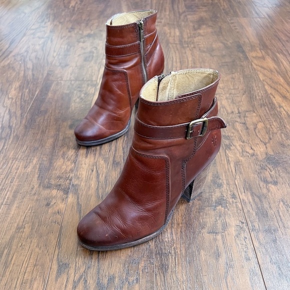 Frye • Patty Riding Bootie brown leather Redwood ankle boot heeled strap buckle - Picture 3 of 15